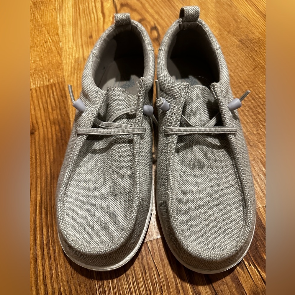 Boys Slip on shoes loafers Kids Size 4 gray taupe